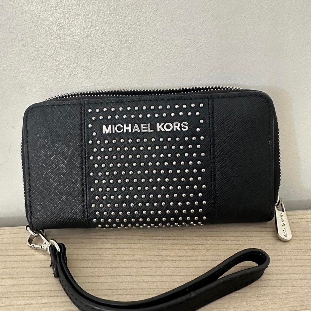 🚨SOLD🚨 Michael Kors Black Wallet with Silver Accents